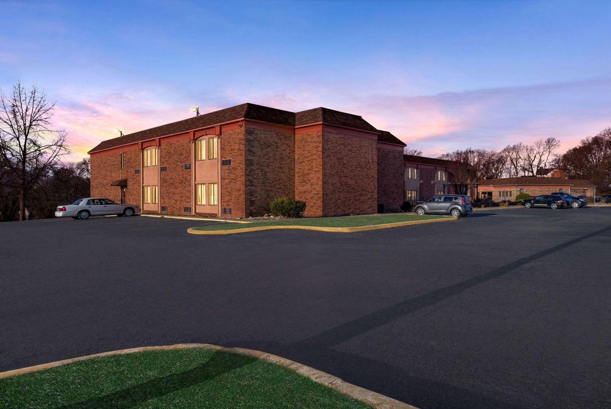 Suburban Studios Kansas City Airport North Platte City Exterior photo